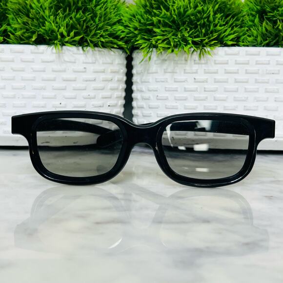 2 Pairs of RealD 3D Glasses - Picture 3 of 6